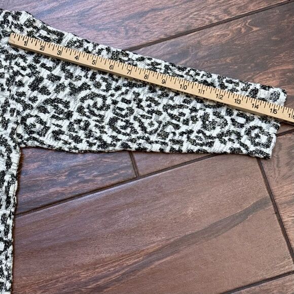Skyes The Limit Twist Front Woman Animal Print Textured Sweater Gold Thread Sz M - Picture 4 of 8